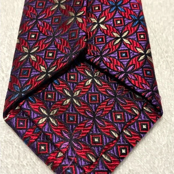 Brand New Corporate Power Tie By JOS A. BANK (Signature Gold) - Picture 3 of 4